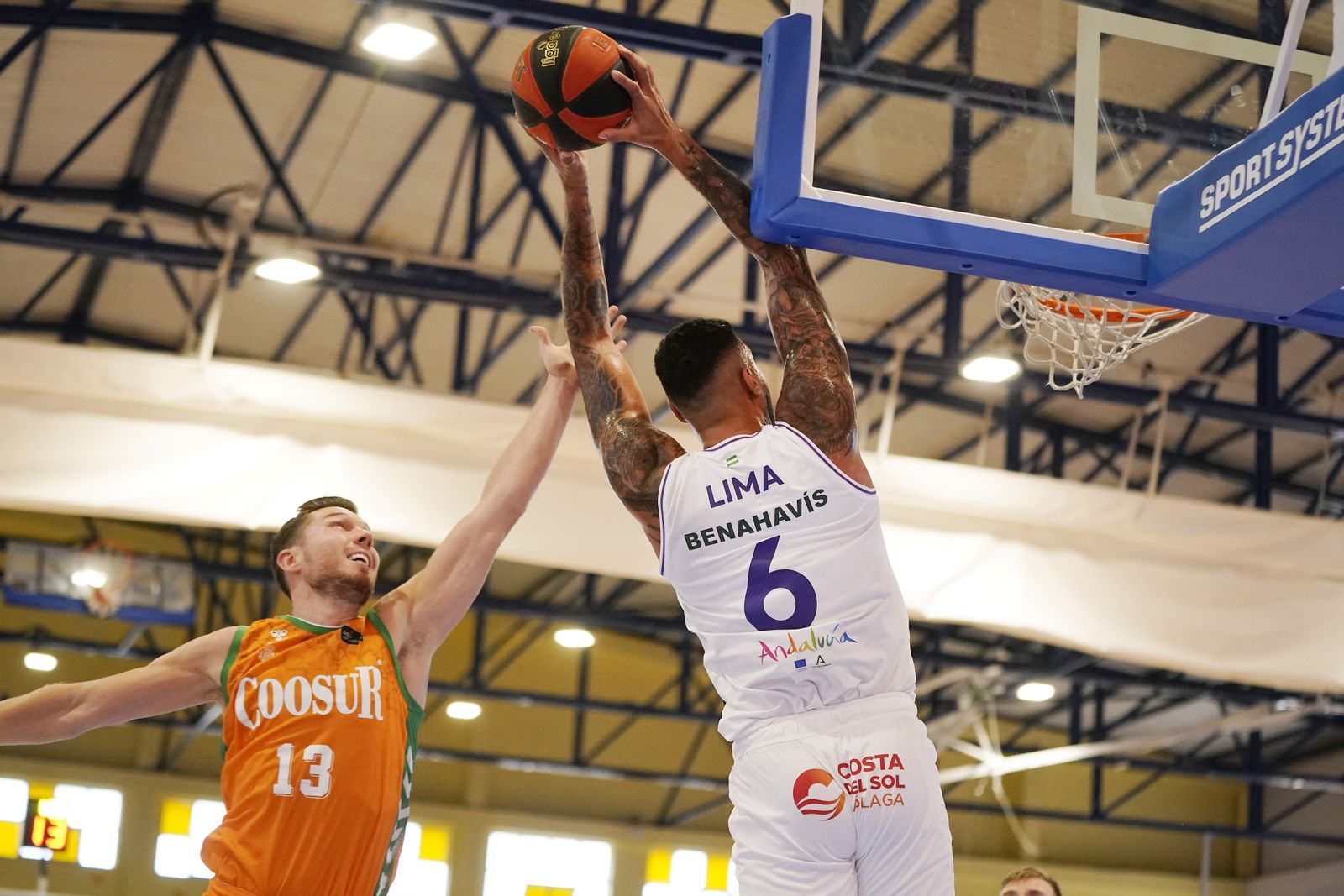 Augusto Lima, a punto de culminar un mate durante el encuentro ante el Real Betis.