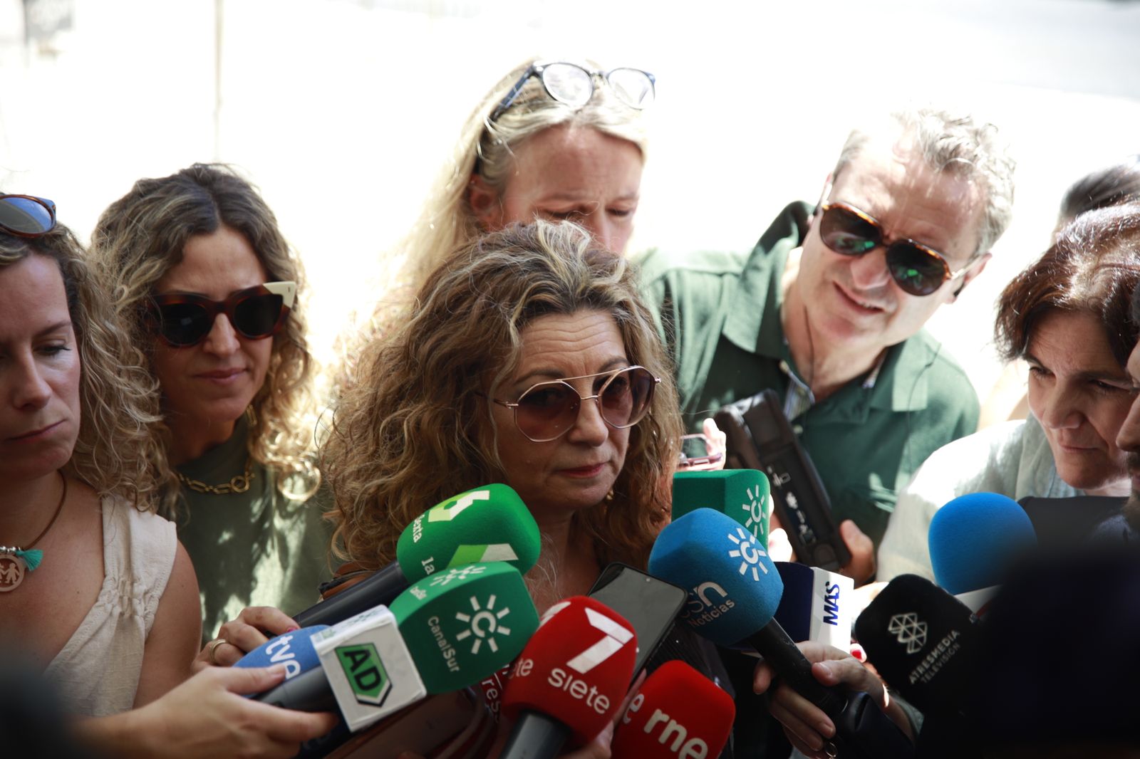 La abogada de la familia de Marta, Inmaculada Torres, atiende a los periodistas tras recoger la sentencia.