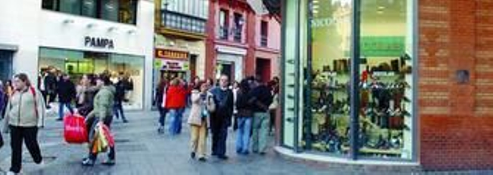 Los sevillanos aprovechan para realizar las últimas compras antes del día de Reyes. Depués, comenzarán las esperadas rebajas de enero.