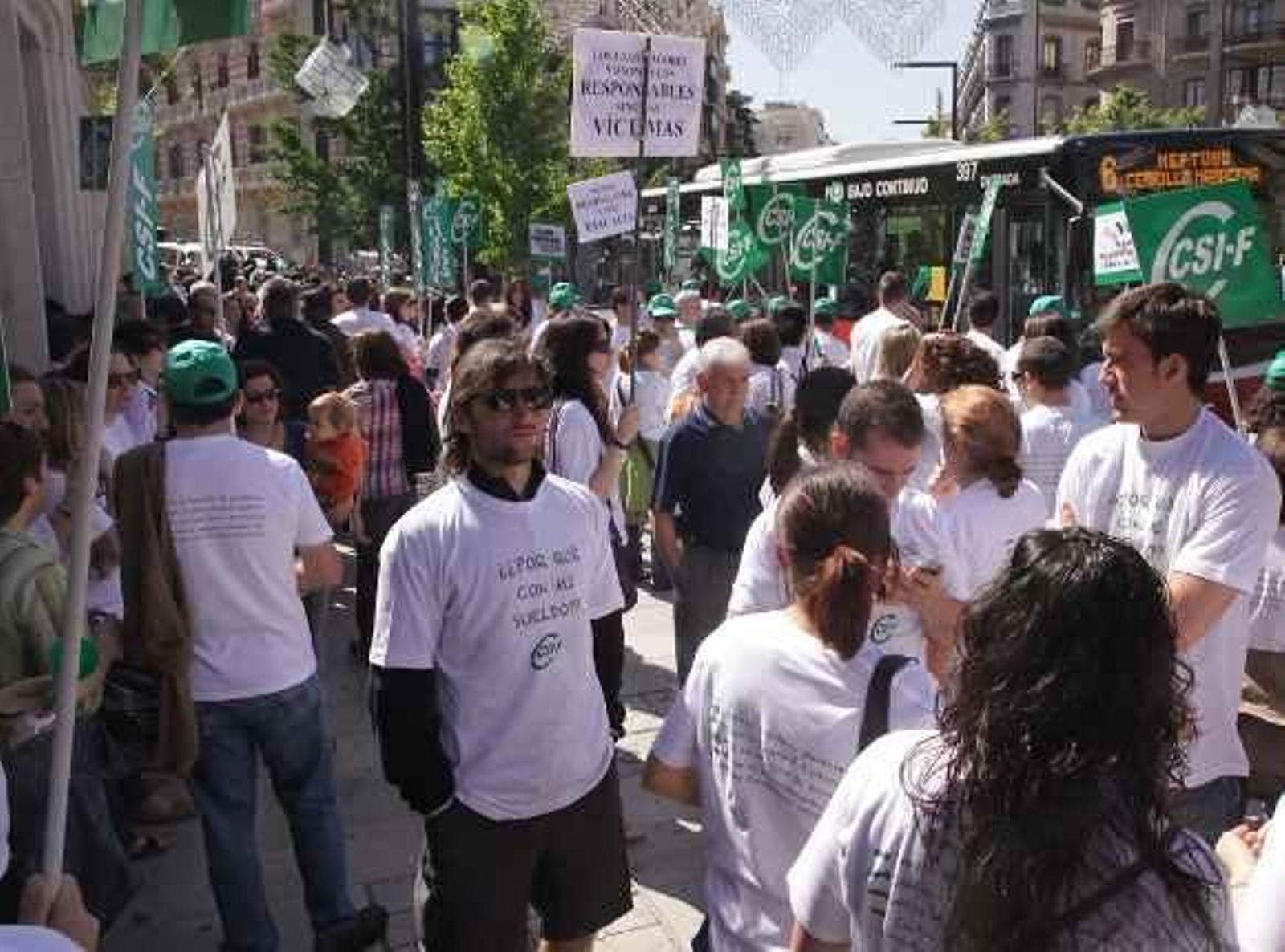 Huelga a medio gas en los colegios y aulas vacías en la Universidad