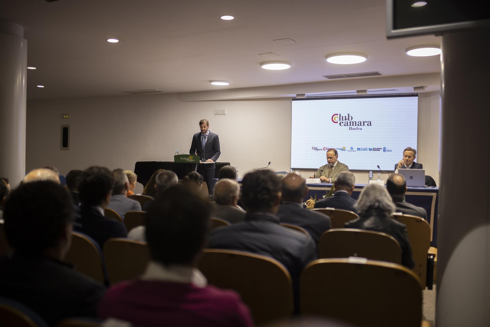 Imágenes de la conferencia de Ricardo Martínez Rico organizada por Club Cámara en la Fundación Caja Rural del Sur