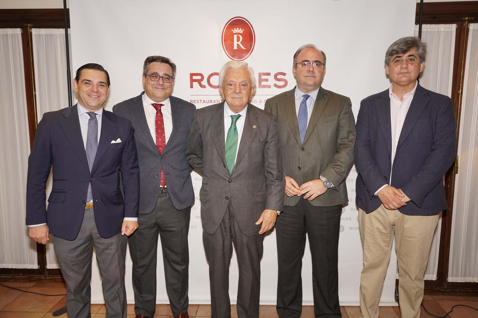 Las imágenes de la entrega de la Cántara de Honor a Laura Gallego en Casa Robles