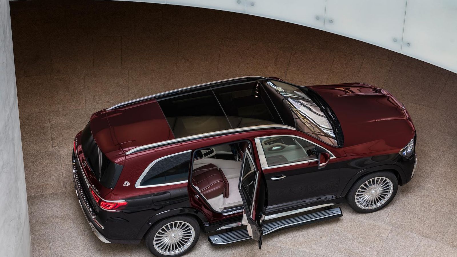 Para ofrecer la máxima facilidad de acceso, no sólo la carrocería desciende al abrir la puerta, sino que también se extiende un estribo que queda oculto al cerrarla.