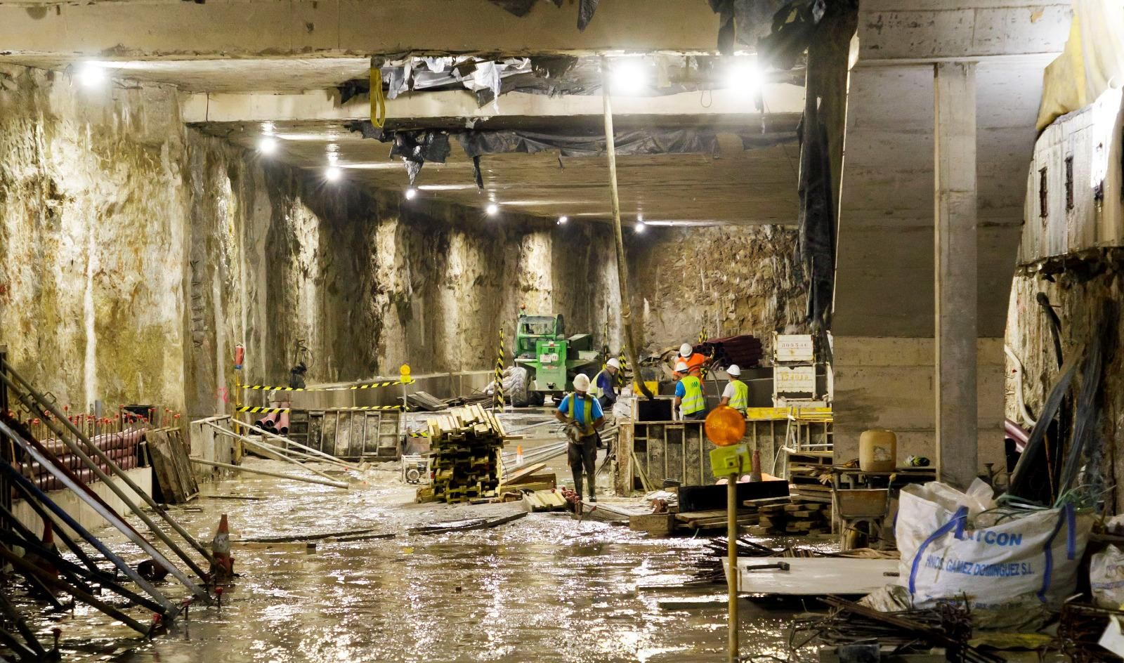 El túnel del Metro de Málaga hacia el centro y sus restos arqueológicos.