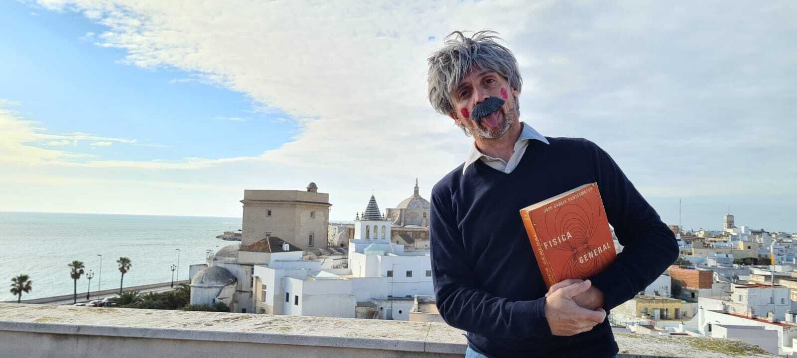 Francisco Miguel Martín, disfrazado de Albert Einstein para la entrevista.