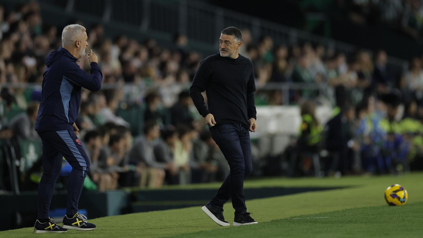 Xavi García Pimienta en la banda del Benito Villamarín.