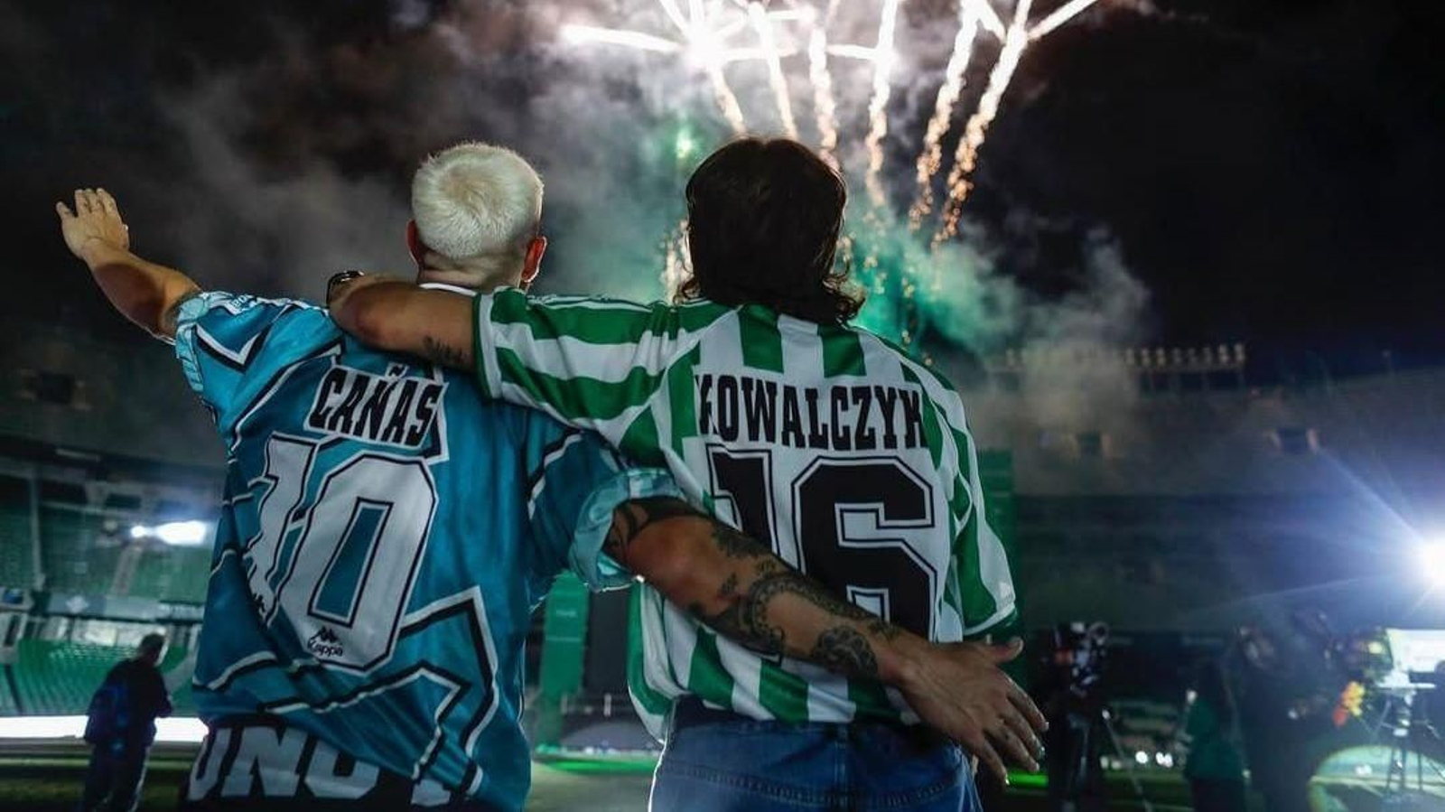 Bellerín junto a Aitor Ruibal celebran el trofeo de la Copa del Rey en el Benito Villamarín