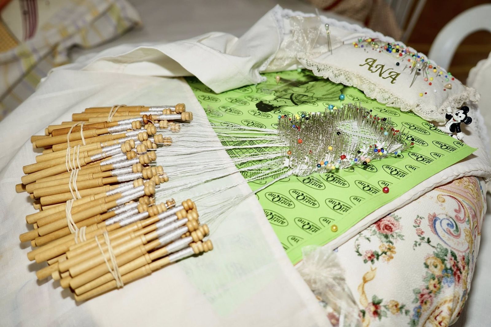 Encajeras de toda la provincia vuelven a convertir a Vícar en la capital de la artesanía y la tradición