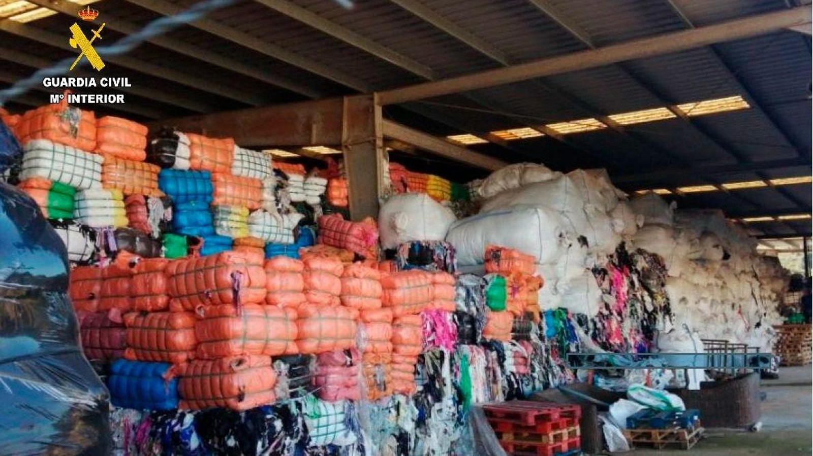 Toneladas de residuos textiles hallados en una nave de San Roque.