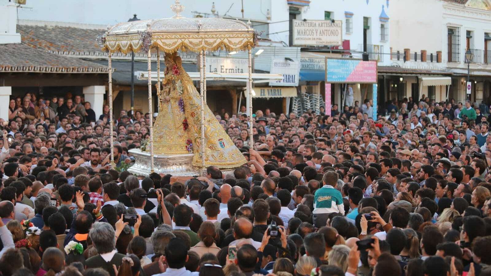 La Virgen de Rocío, por las calles de la aldea al amanecer.