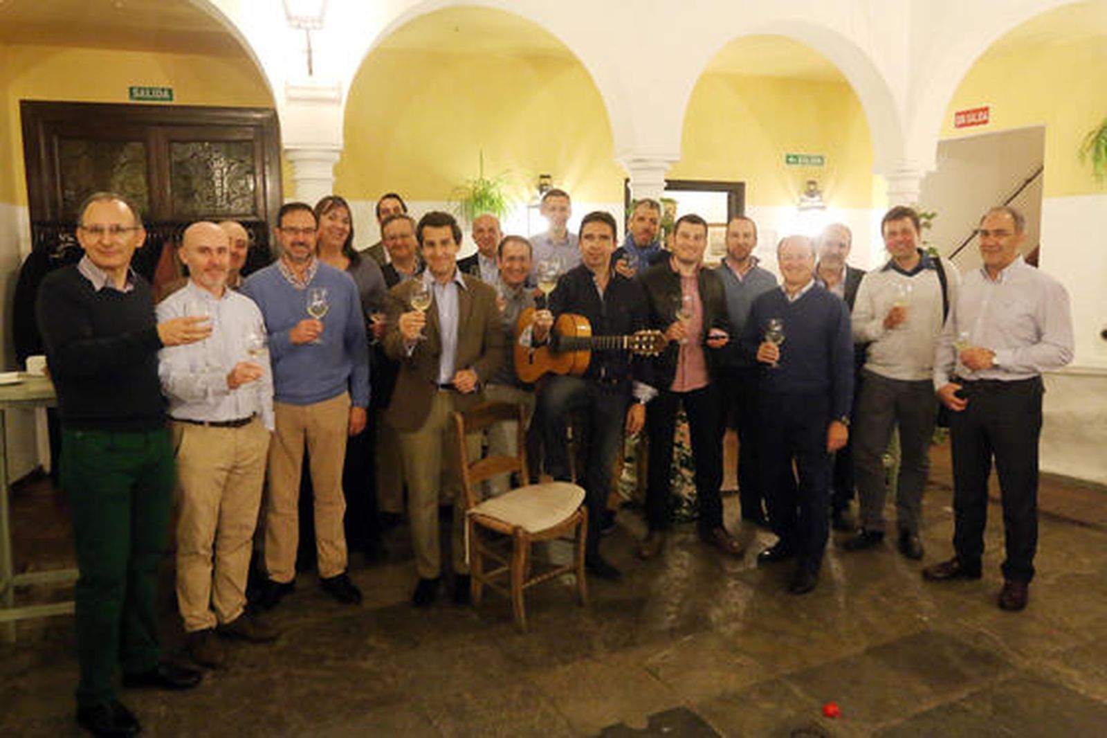 Vino y flamenco en Bodegas Campos. El enólogo Antonio Cuesta y el guitarrista Alberto Lucena han protagonizado un maridaje entre vino y flamenco dentro del congreso Tierra Creativa.

Foto: Barrionuevo