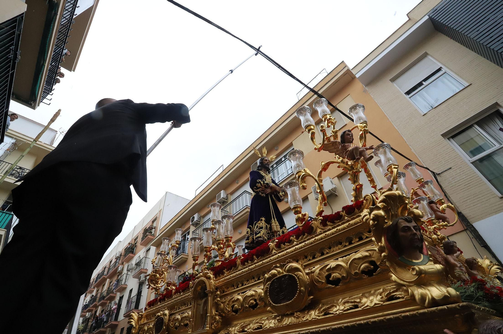 Imágenes de la procesión del Cautivo  bajo la lluvia en Huelva