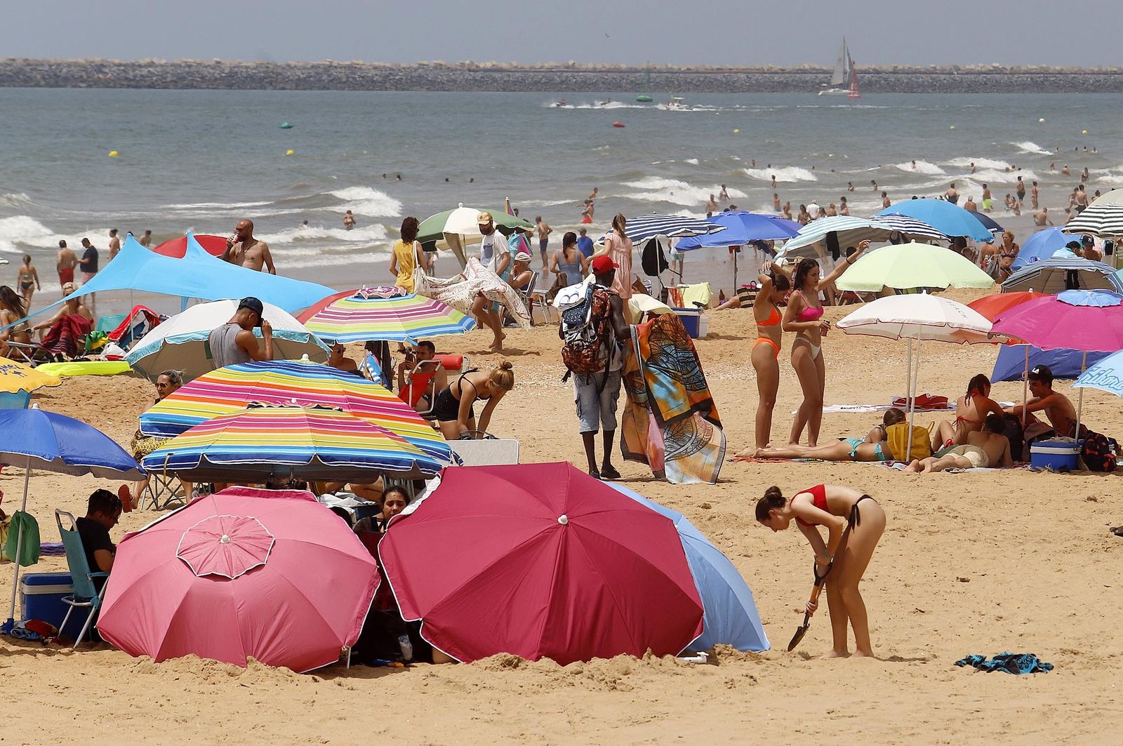 Un día en las playas de Huelva, en imágenes