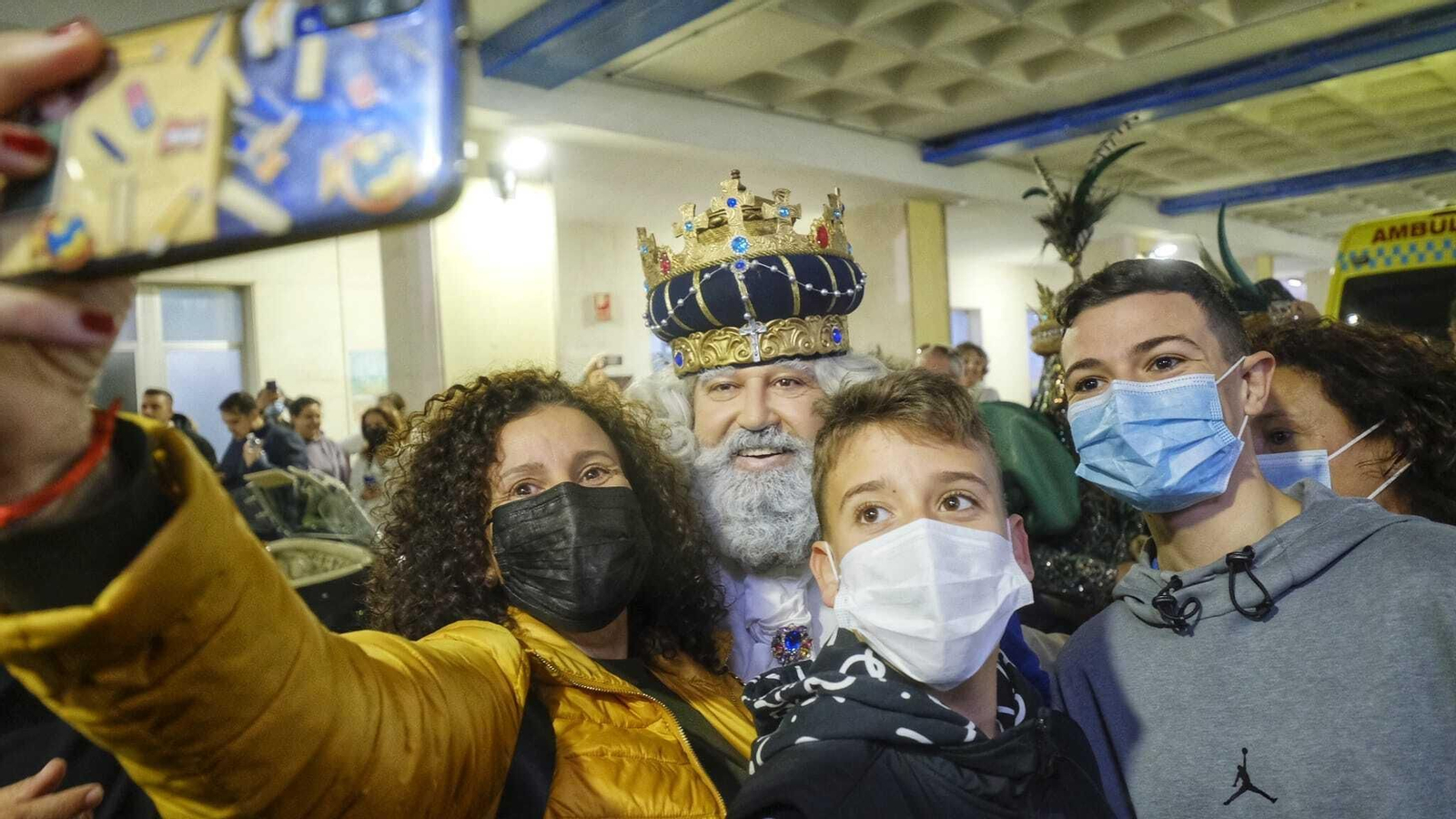 Imágenes de los Reyes Magos recorriendo Cádiz el 5 de enero