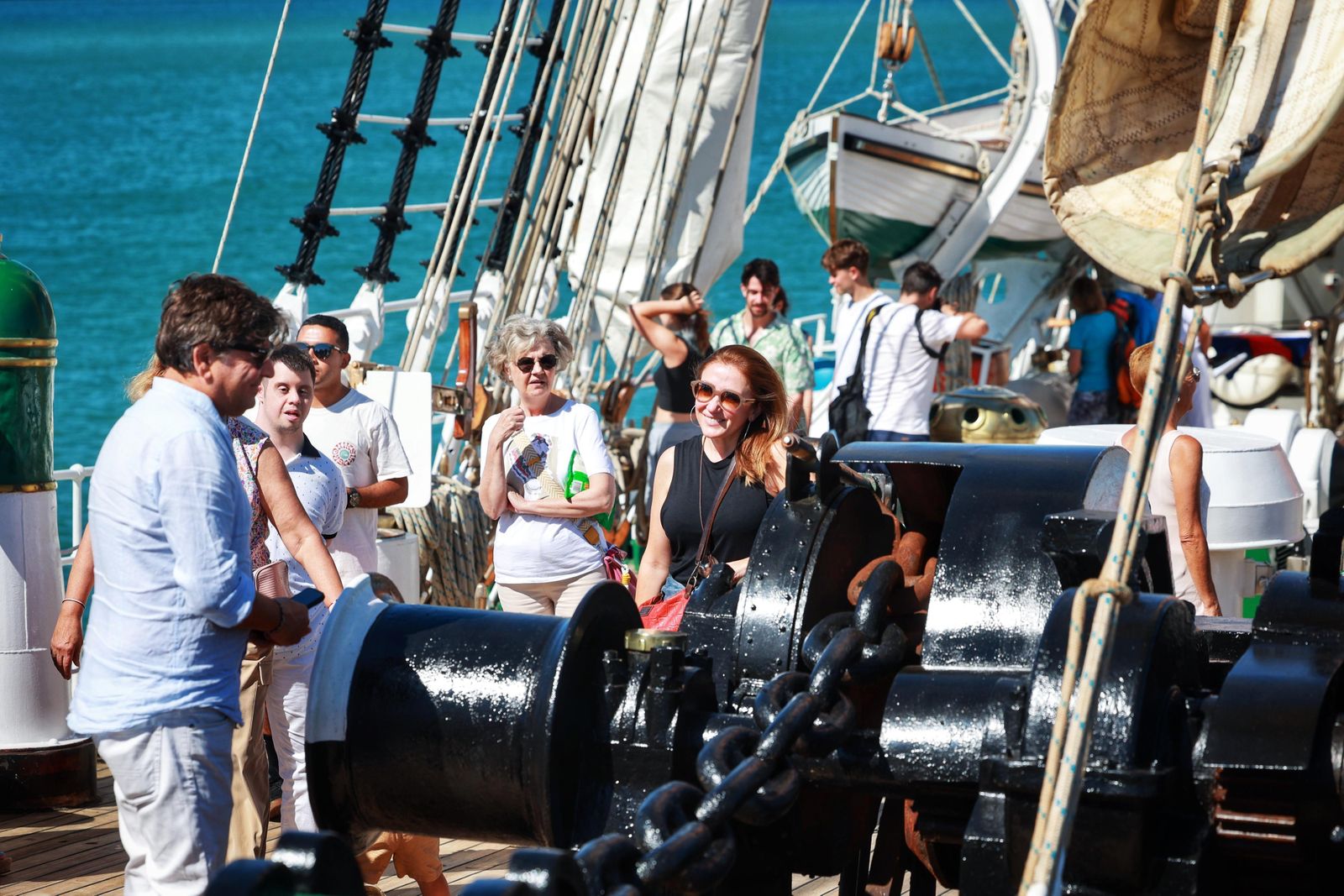 El gemelo del 'Elcano' está en Cádiz: las visitas al buque 'Esmeralda', en imágenes