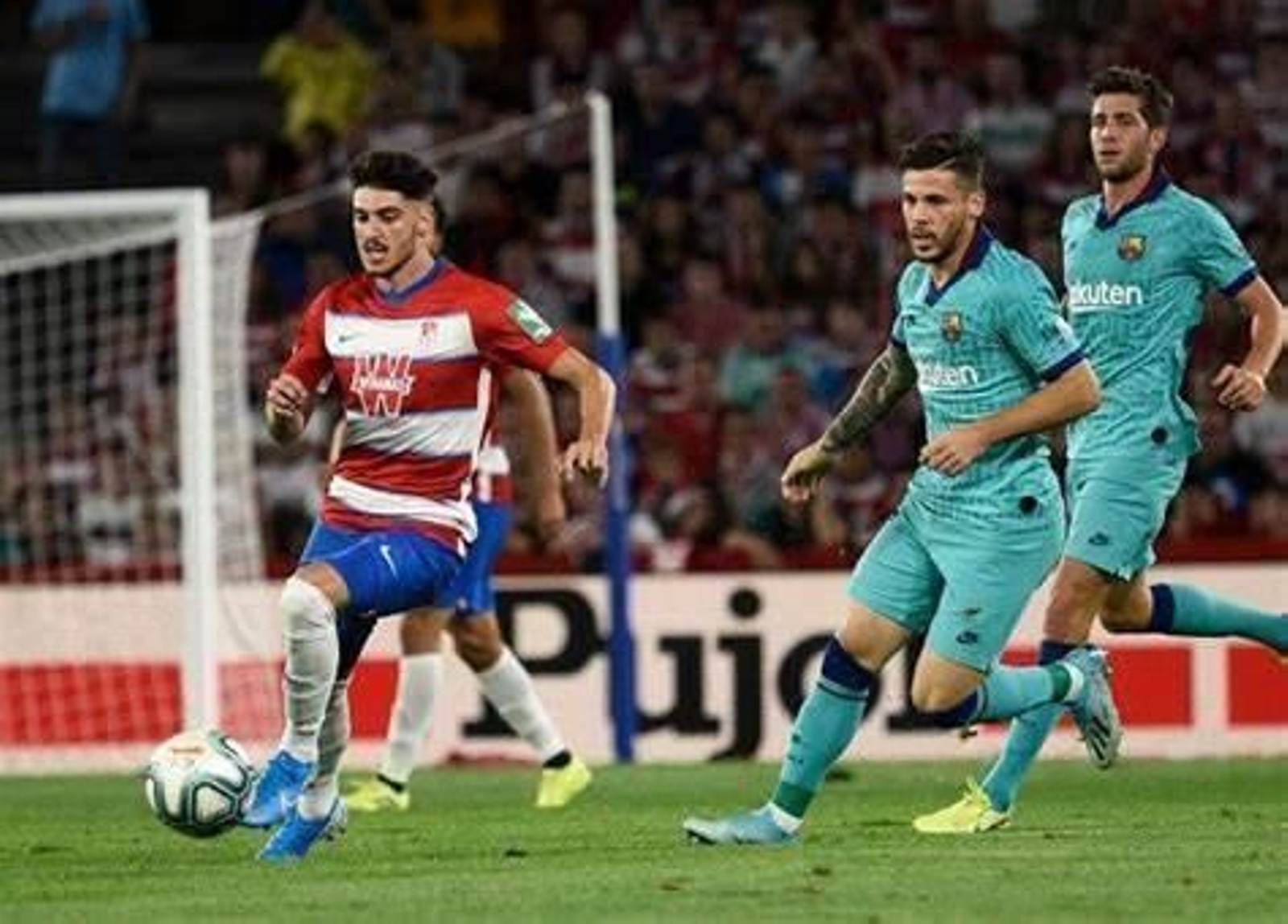 Carlos Neva conduce el balón en un partido del Granada CF