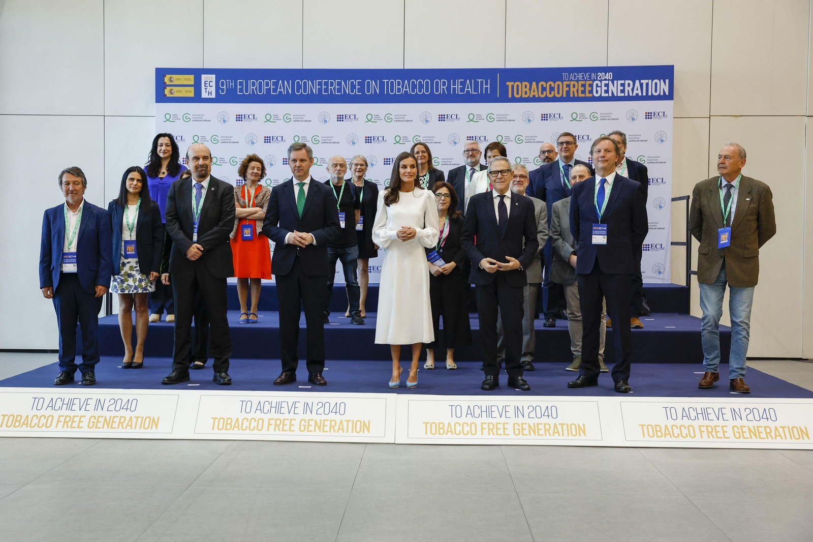 La reina Letizia; el presidente de la Asociación Española contra el Cáncer, Ramón Reyes (c, dcha.), y el ministro de Sanidad, José Manuel Miñones (c, izq.), participan en la 9ª Conferencia Europea Tabaco o Salud.