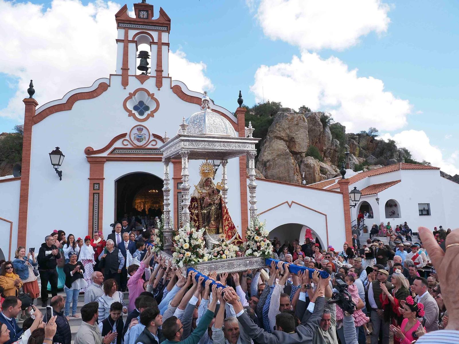No te pierdas las espectaculares fotografías de la Romería de la Peña, en Puebla de Guzmán