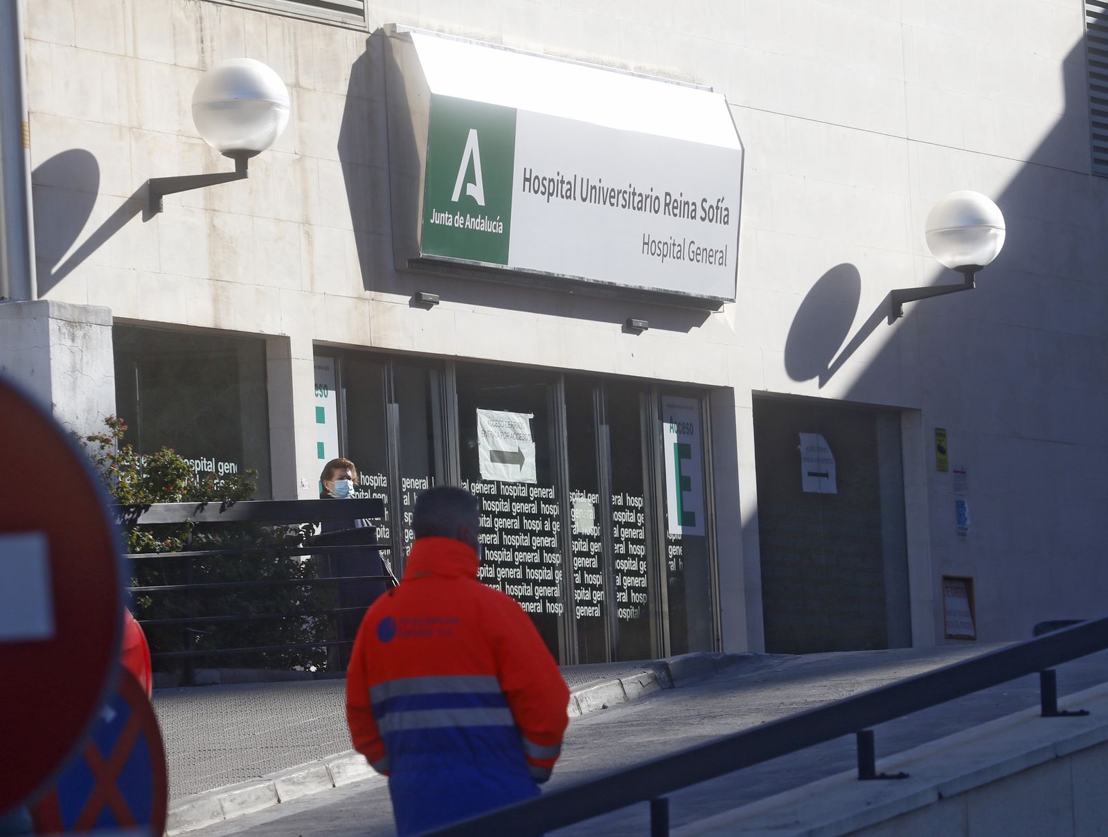 Acceso al Hospital Reina Sofía de Córdoba.