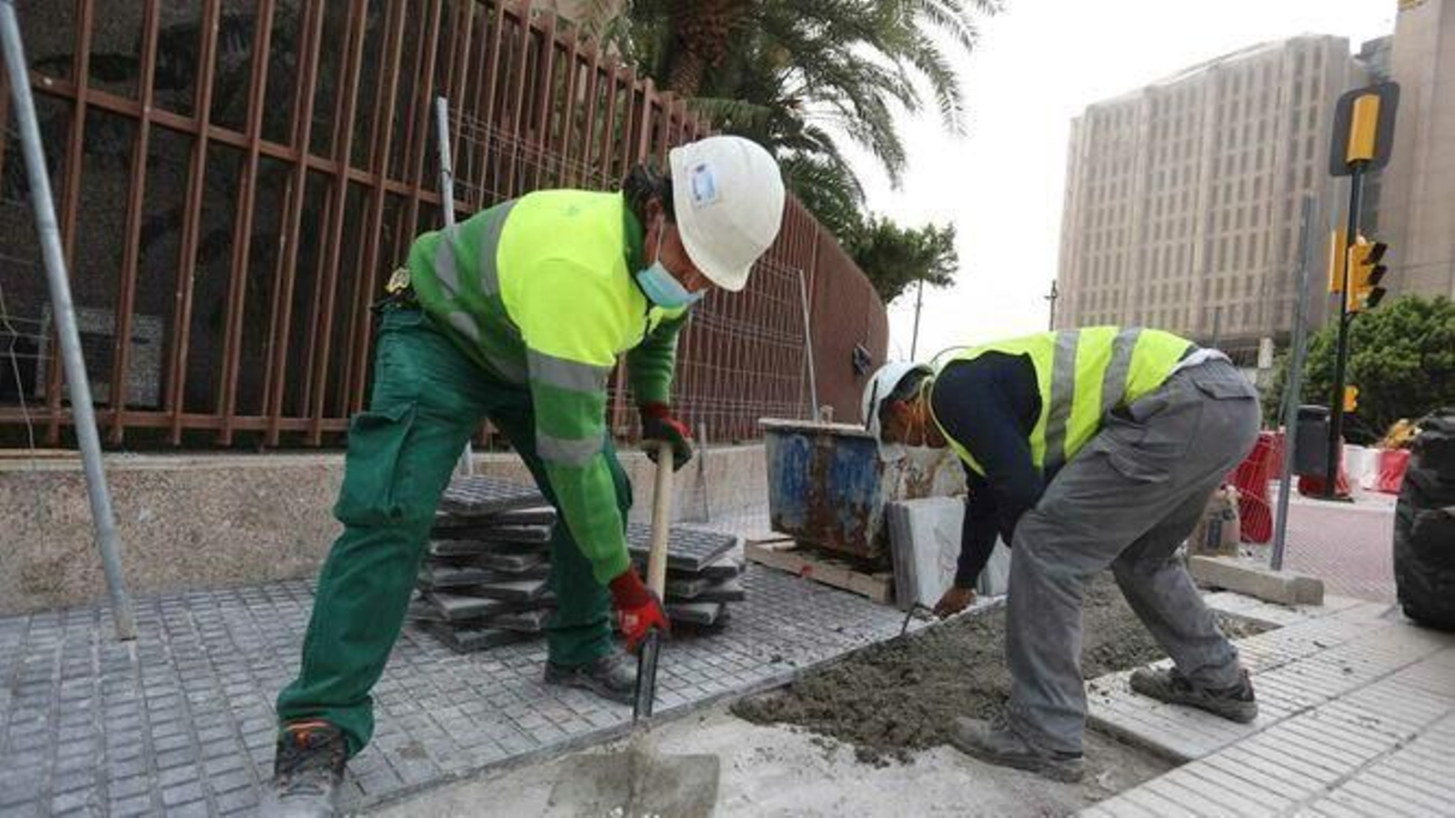 Dos operarios trabajan en una obra en Málaga.