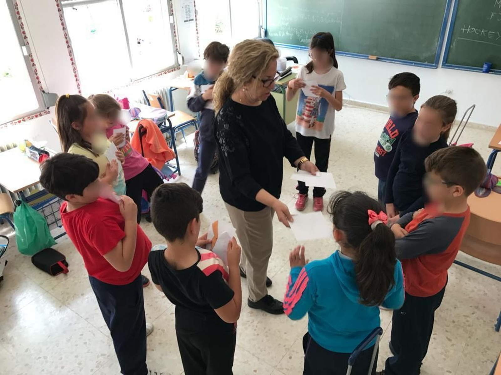 Angeles María Villar, profesora jubilada con sus alumnos.