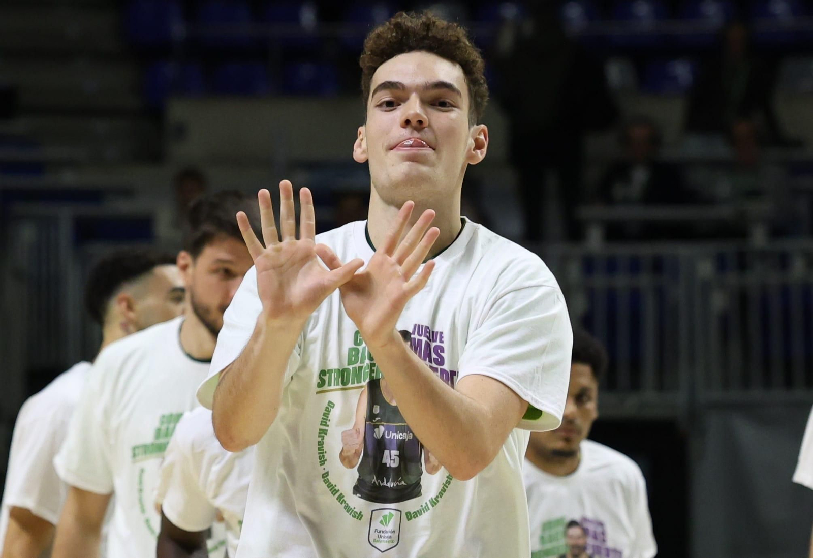 David Kravish, camisetas, vídeo y ovación para mandarle fuerzas