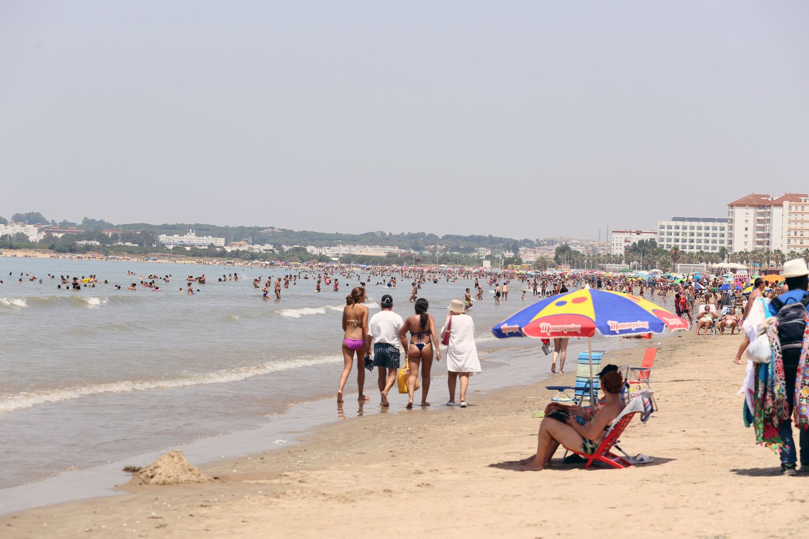 Una imagen de la playa de Valdelagrana, que cuenta con zona acotada para la práctica de kitesurf.