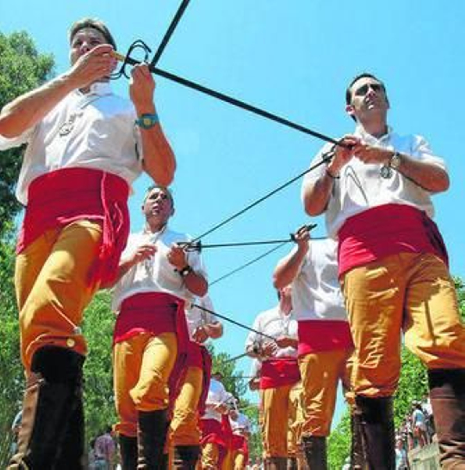 Los danzantes bailan la 'bachimachía'.