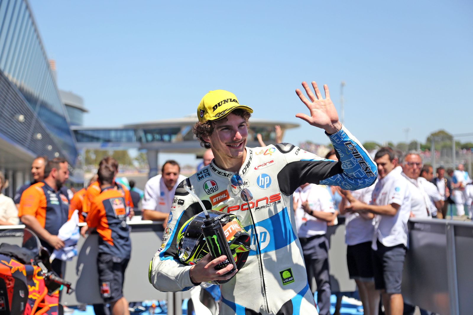 Lorenzo Baldassarri saluda a la grada de Tribuna tras ganar en Moto2.