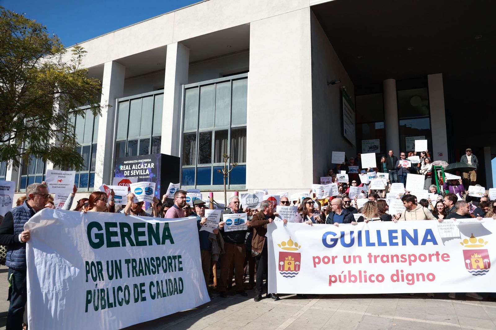 Concentración de usuarios del Consorcio de Transportes por la situación en la que están nueve municipios