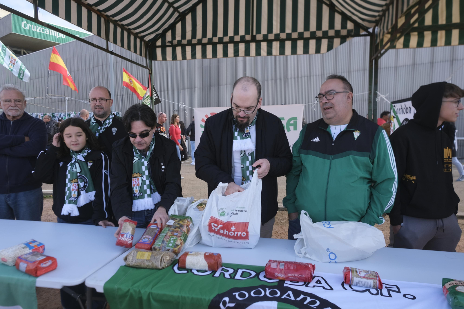 Las imágenes del ambiente en las gradas de El Arcángel en el Córdoba CF - Linares