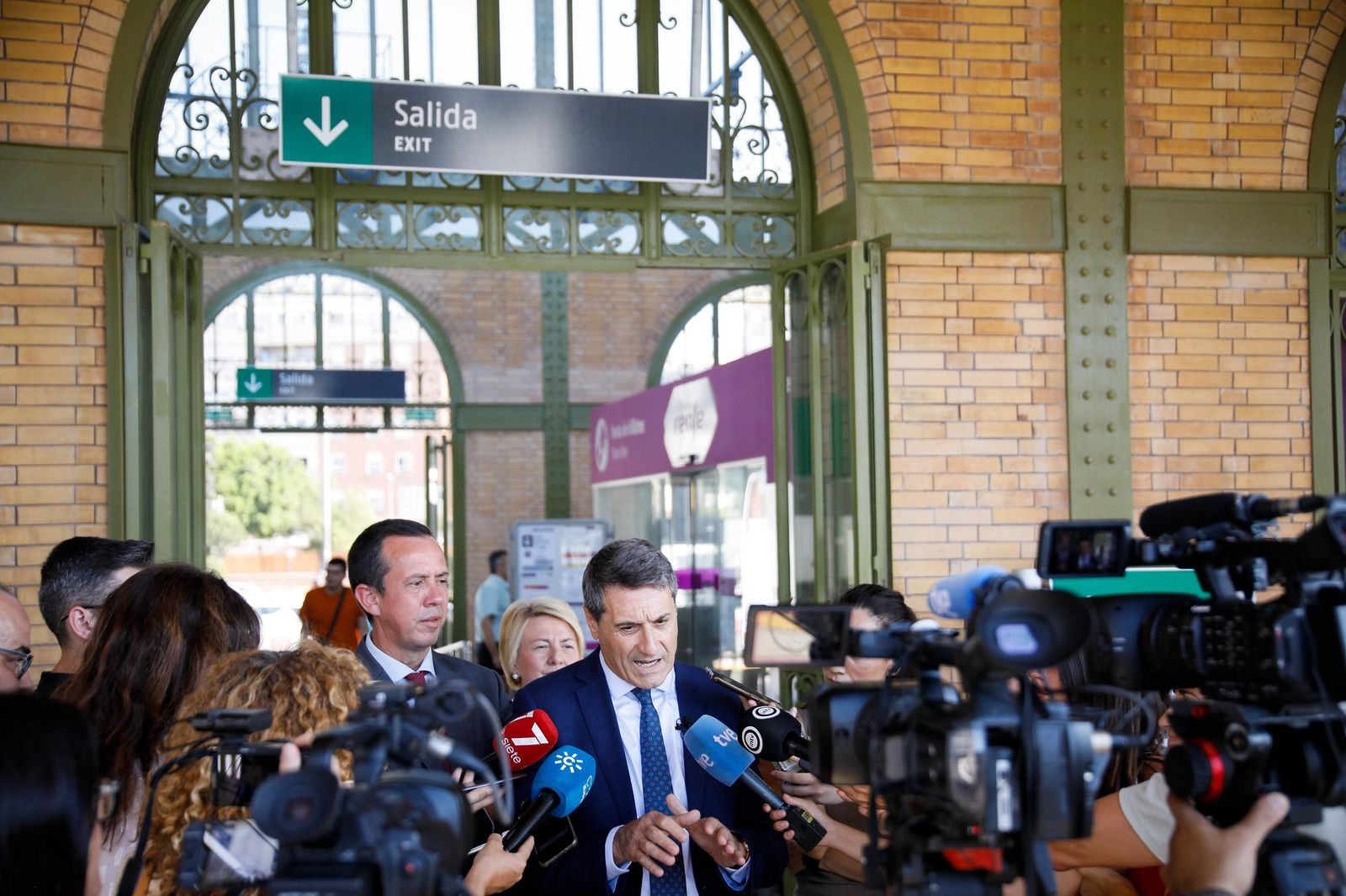 El delegado del Gobierno, Pedro Fernández, visita la estación histórica de Renfe en Almería, en imágenes