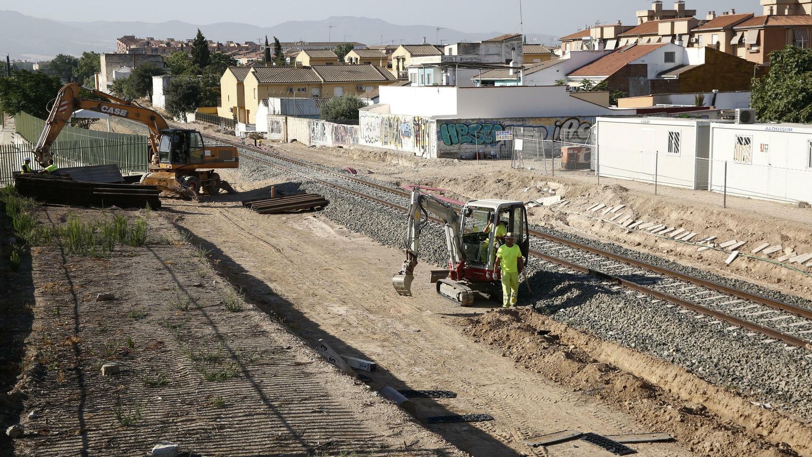 Trabajos en paralelo a la actual línea ferroviaria a la altura del Cerrillo de Maracena