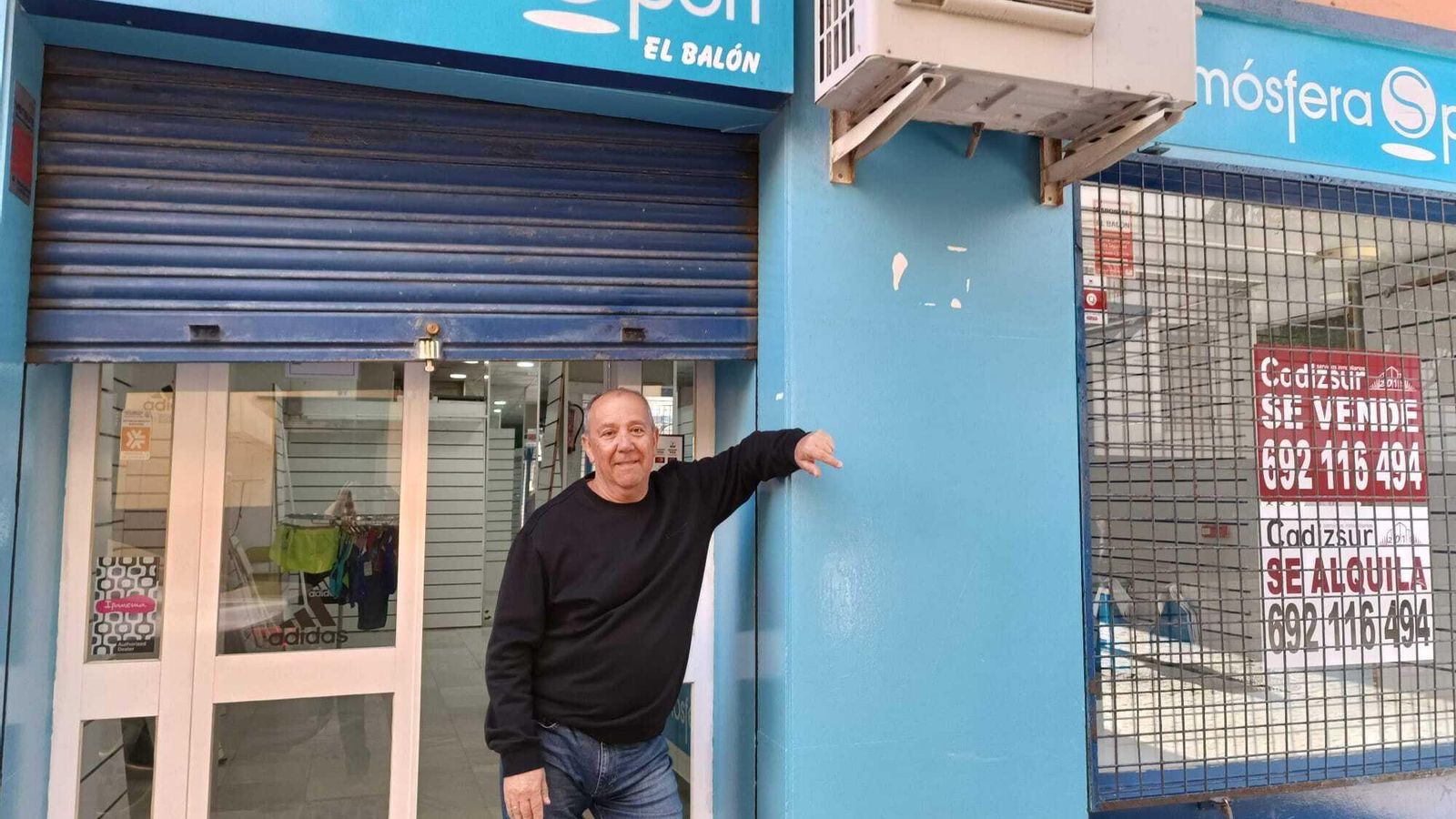 Cristóbal Cornejo, en la puerta de su tienda.