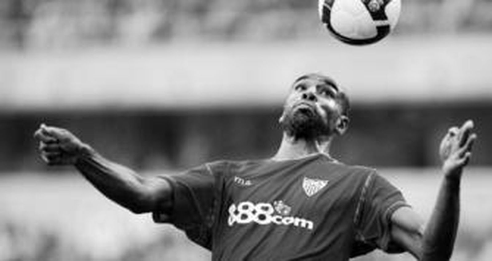 Kanoute trata de realizar un control con el pecho ante uno de los numerosos centros que buscaron su presencia en la mediapunta.