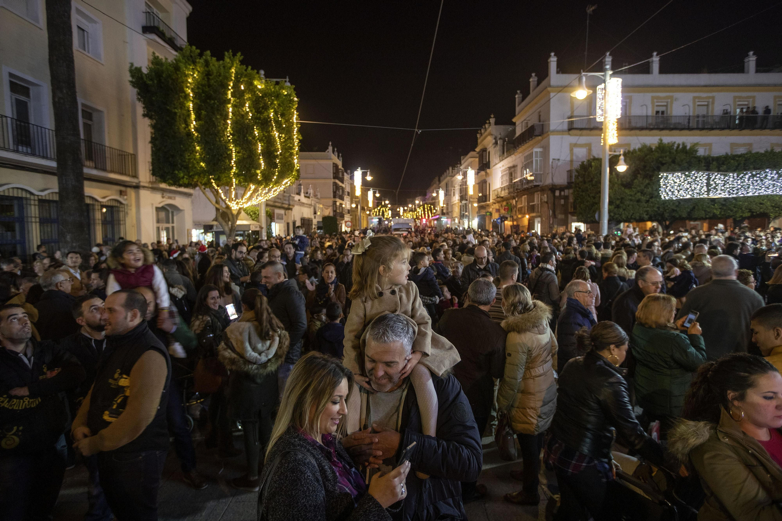 Las luces de Navidad iluminan ya San Fernando