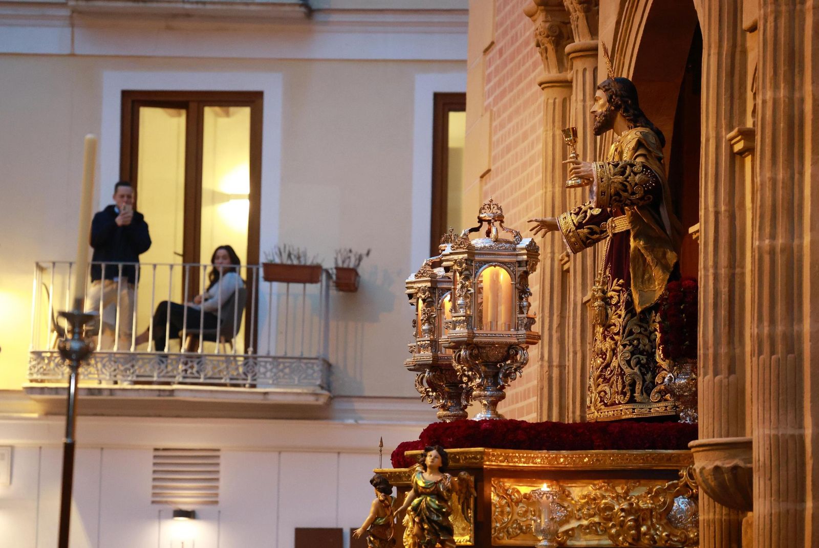 El vía crucis inaugura la cuaresma, en imágenes