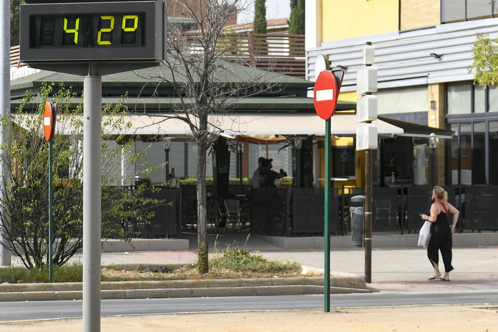 Un termómetro de Granada capital, este miércoles, marcando 42 grados.