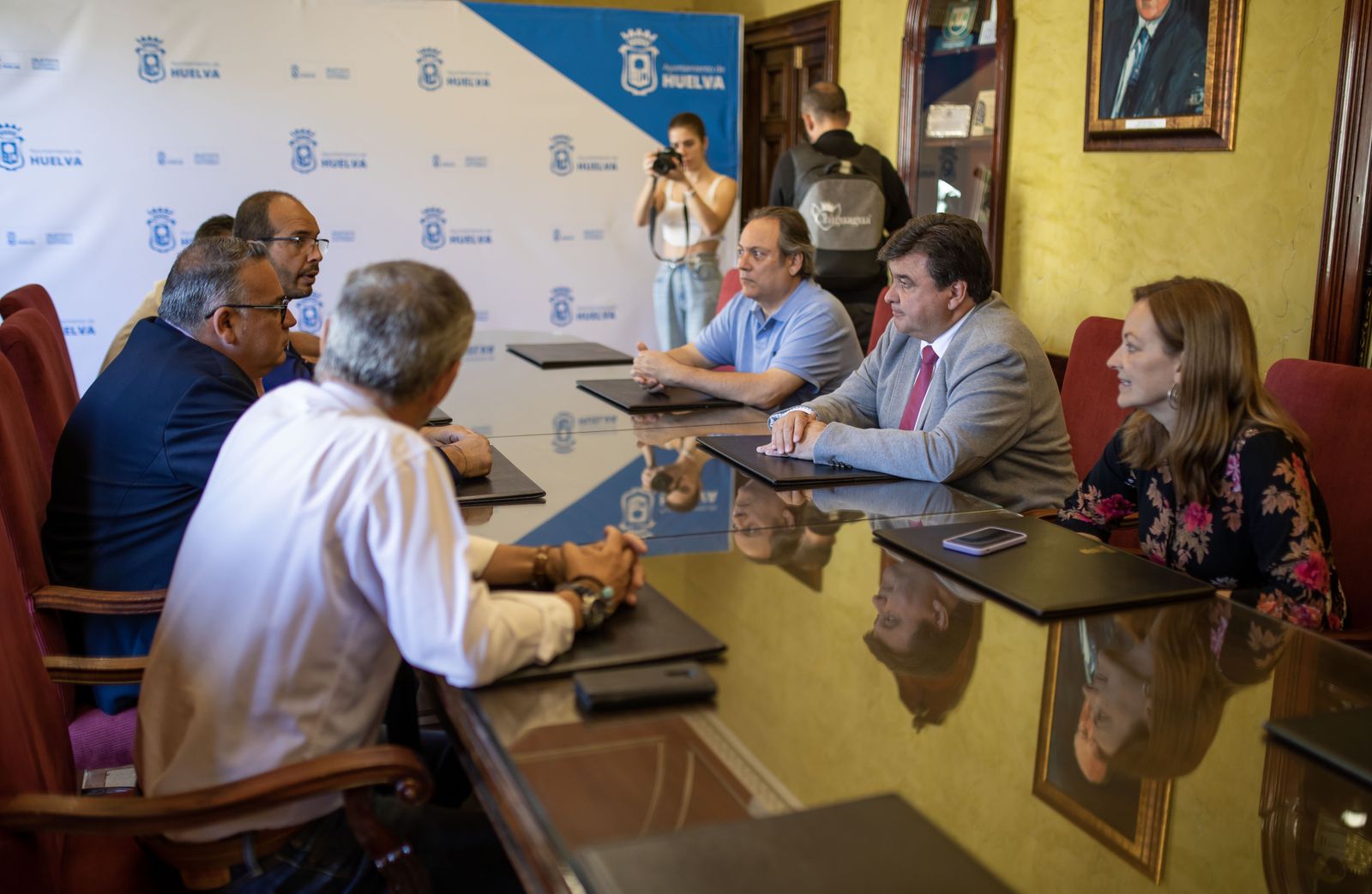 Reunión entre el Ayuntamiento de Huelva y la Federación Andaluza de Baloncesto