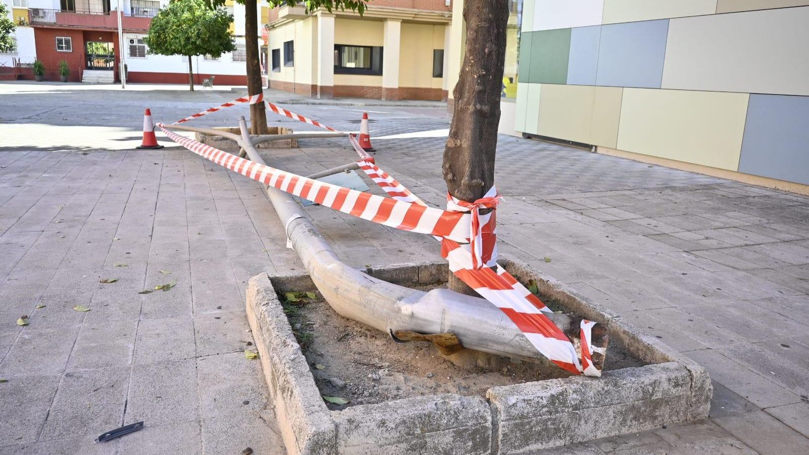 La farola, acordonada.