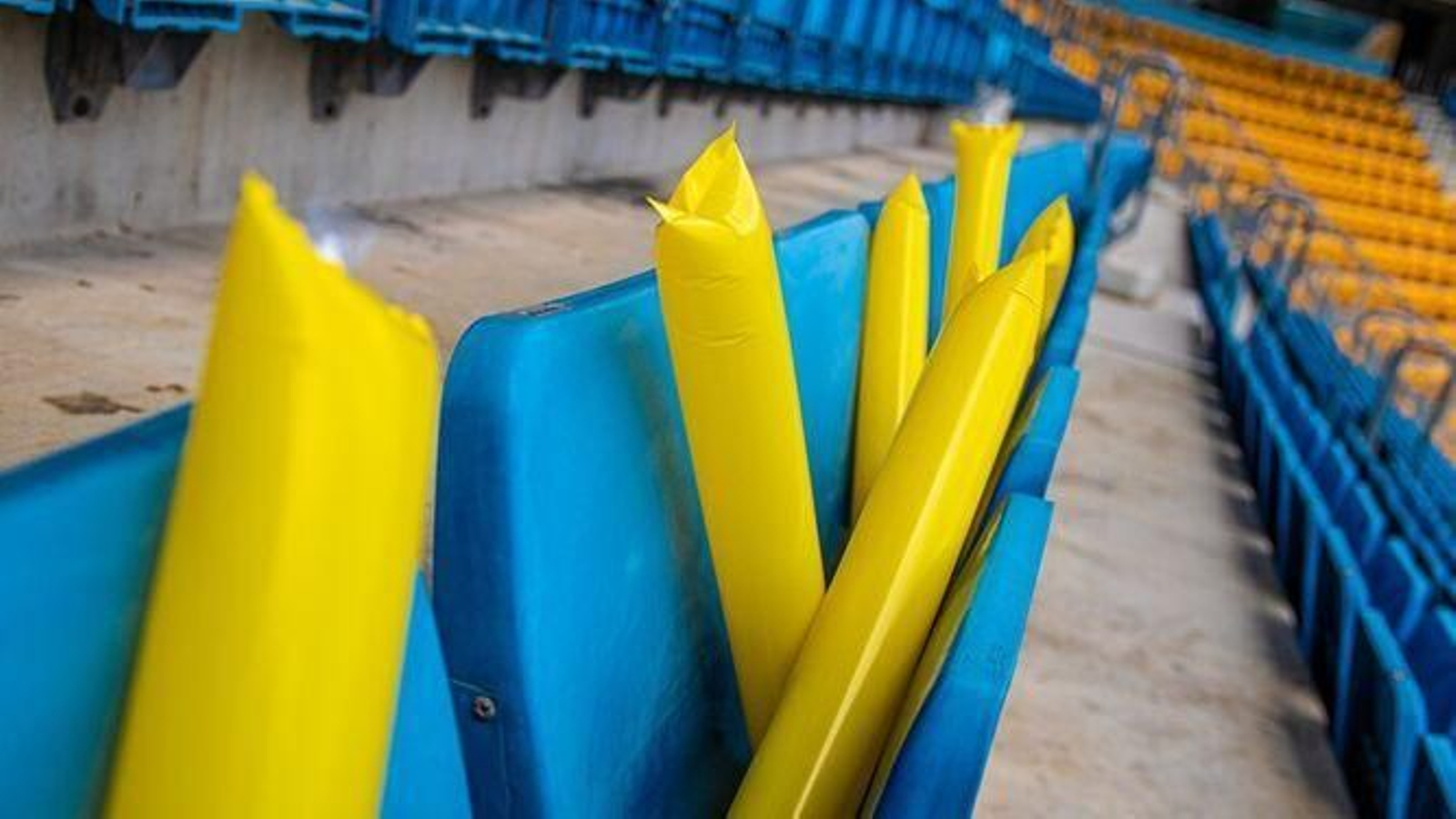 Aplaudidores y banderas para los aficionados cadistas.