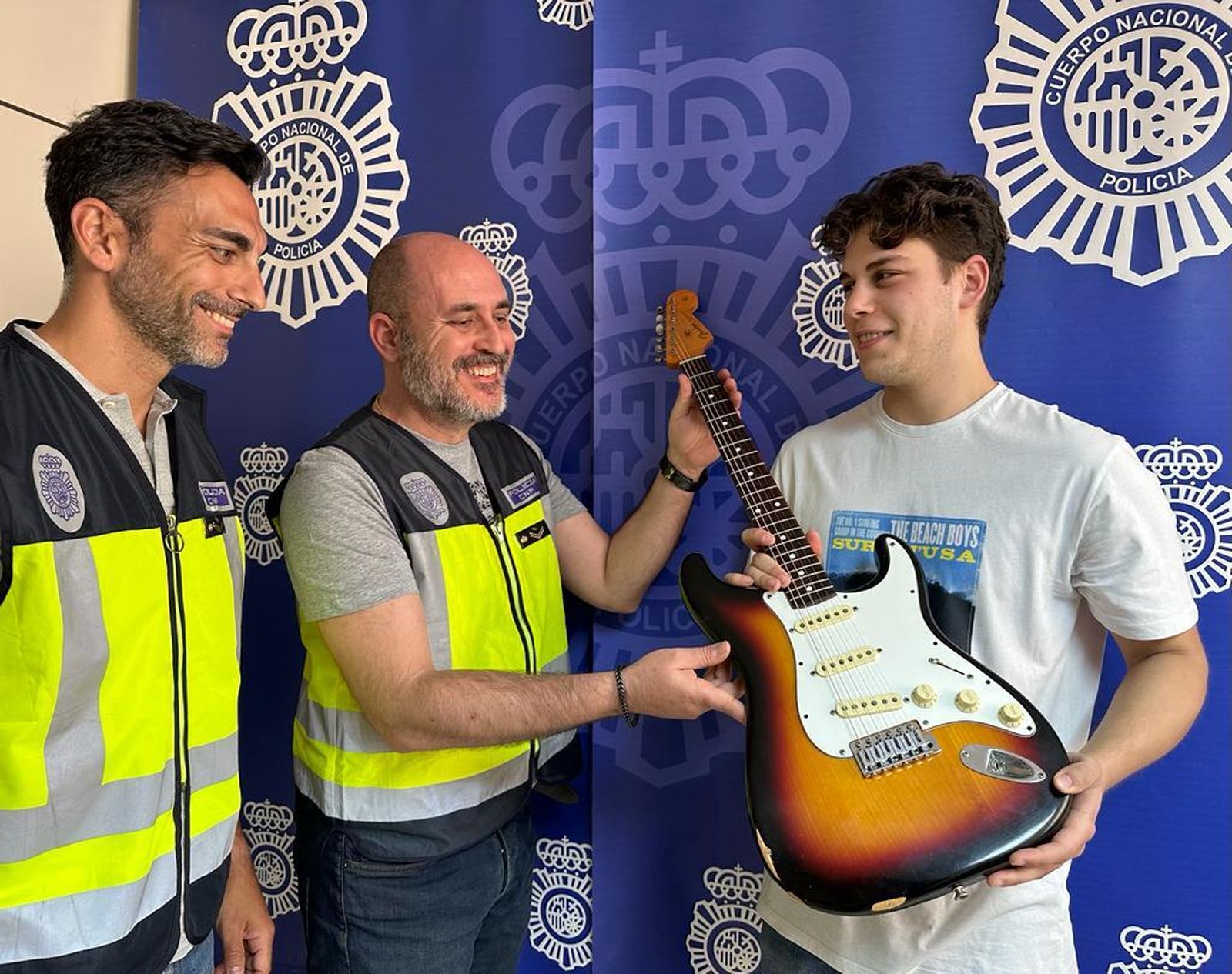 La Policía Nacional entrega la guitarra robada al músico de 'Los Vinilos'.