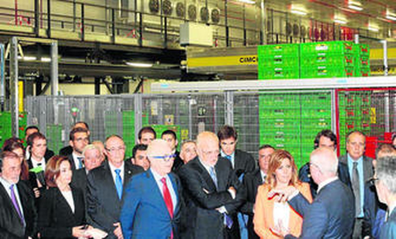 El presidente de Mercadona, Juan Roig, entre la presidenta de la Junta, Susana Díaz, y el consejero de Economía, José Sánchez Maldonado, ayer en Guadix.