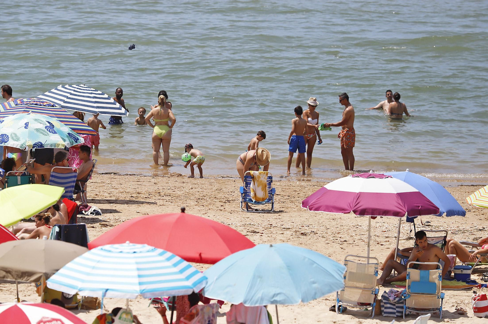 Las imágenes de la jornada de domingo en las playas de Huelva