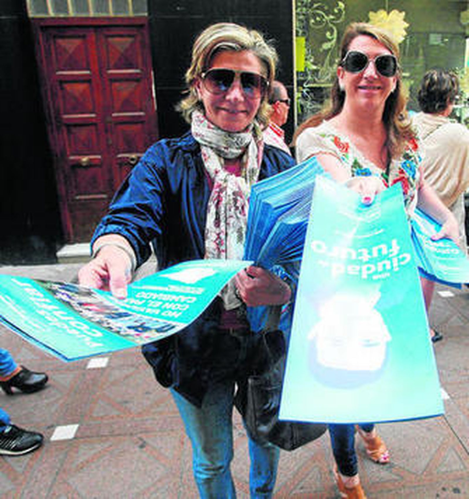 García Mellado y Olivero reparten los programas electorales.