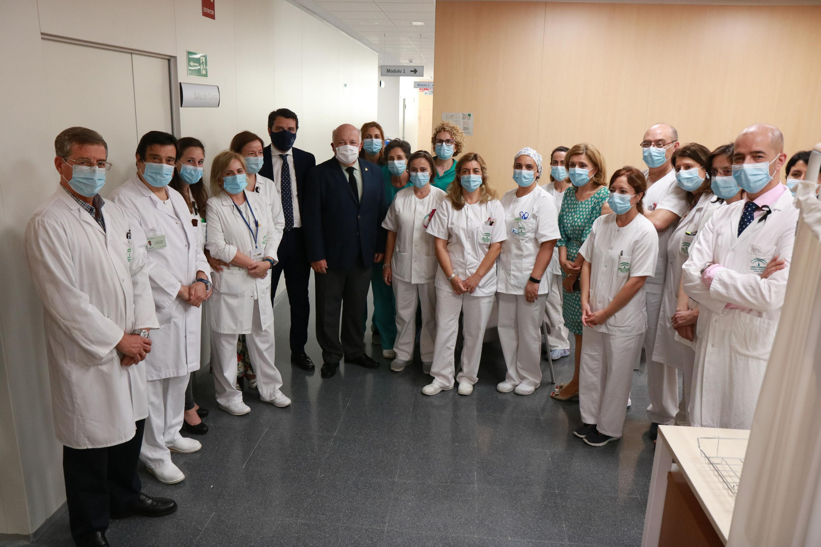 Un momento durante la visita del consejero de Salud a los servicios de oncología del Reina Sofía