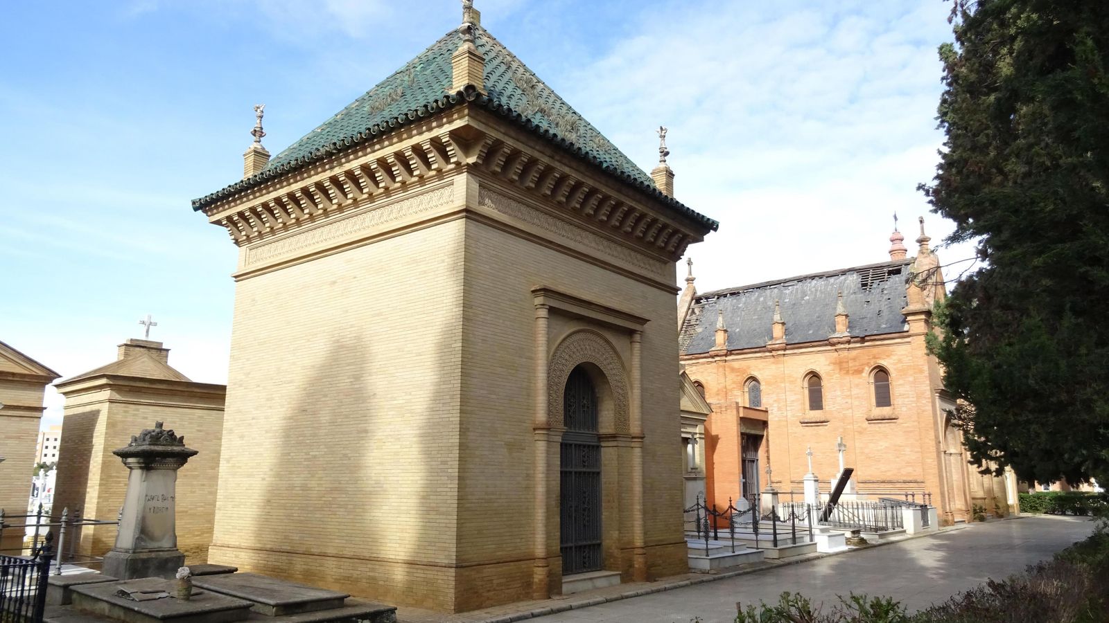 Panteón familiar de Aníbal González.