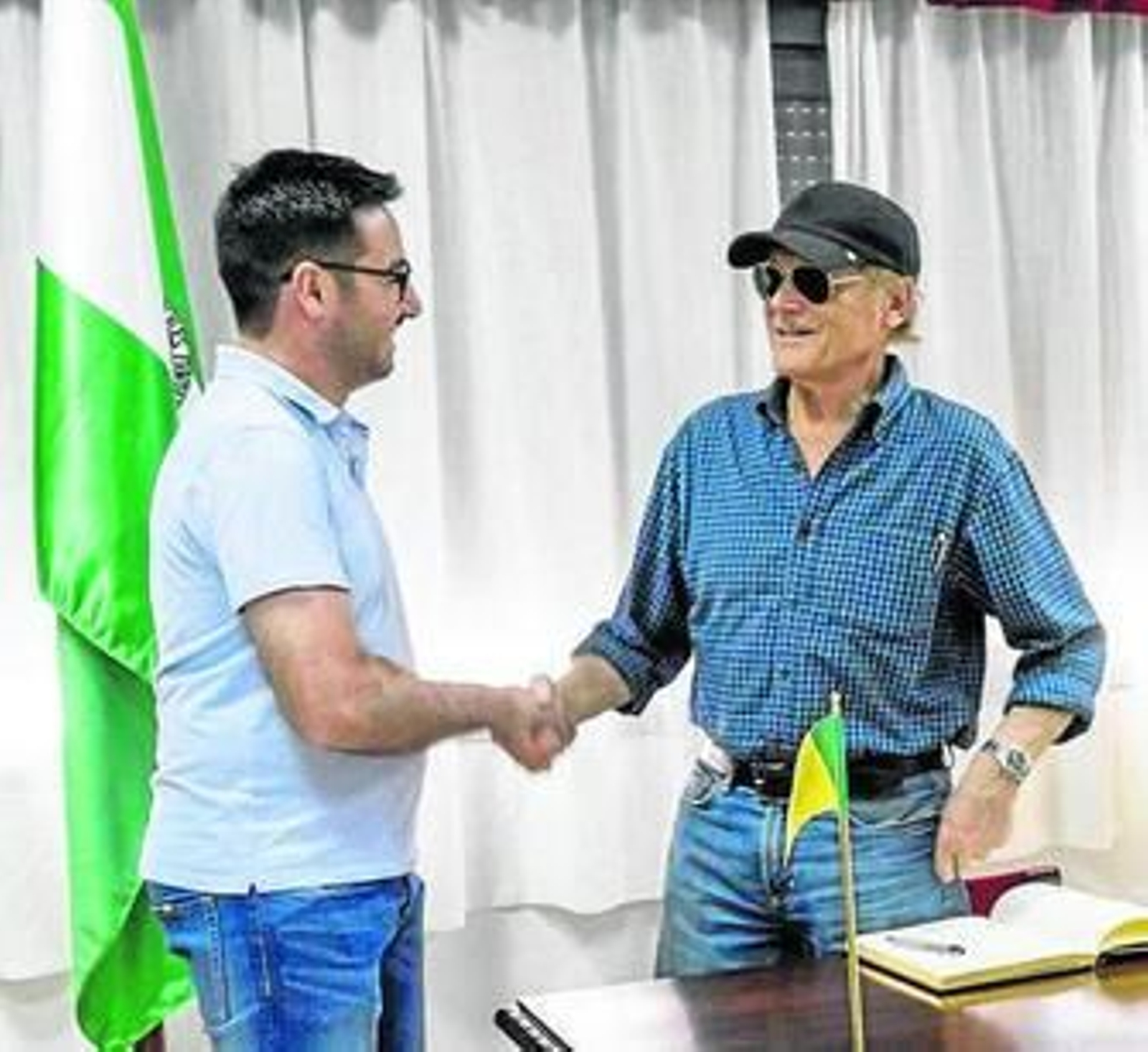 El alcalde de Tabernas, José Díaz con Terence Hill.