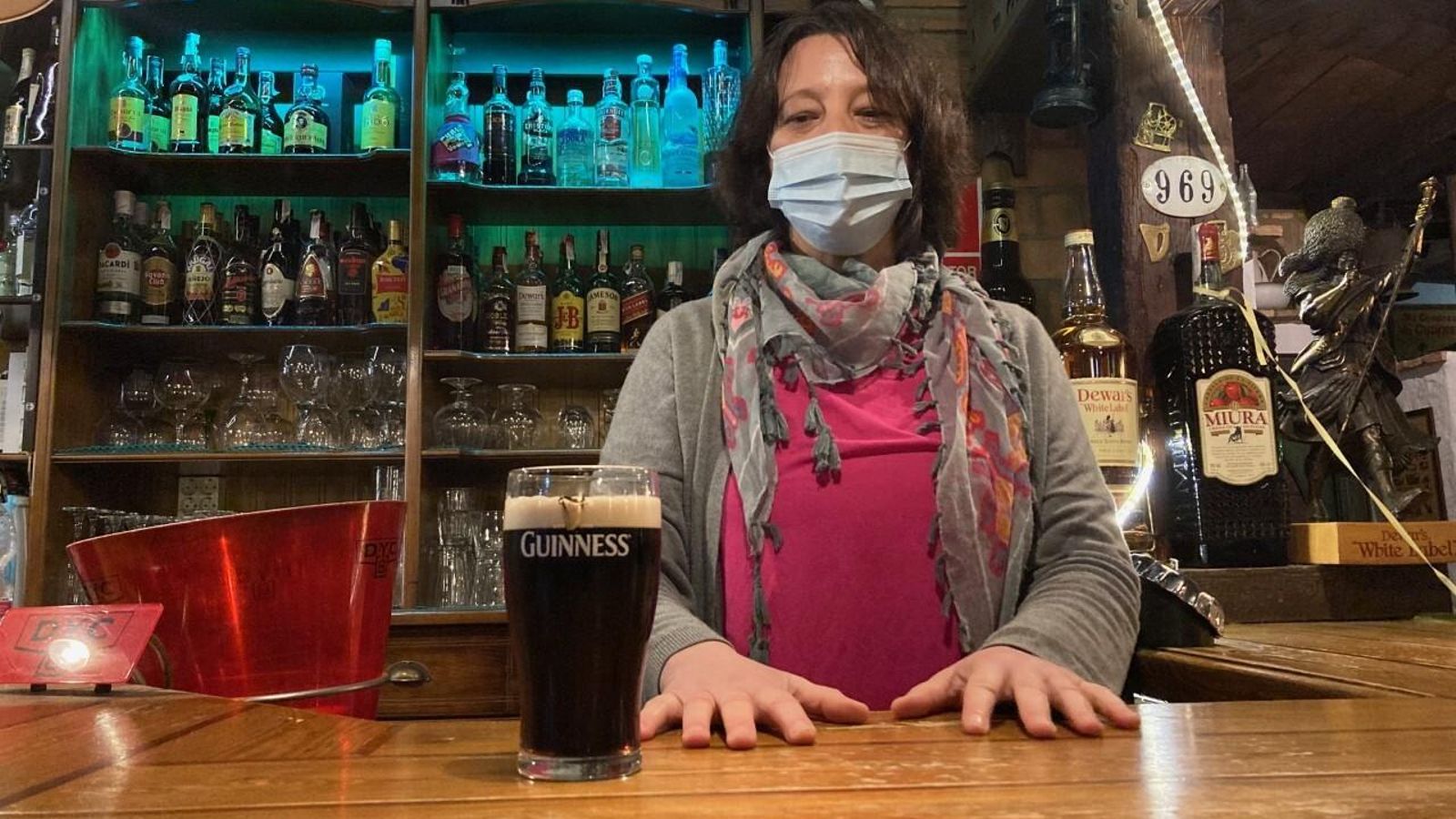 Nieves Crespo, hace unos días en la barra de su pub ante una pinta de Guinness.