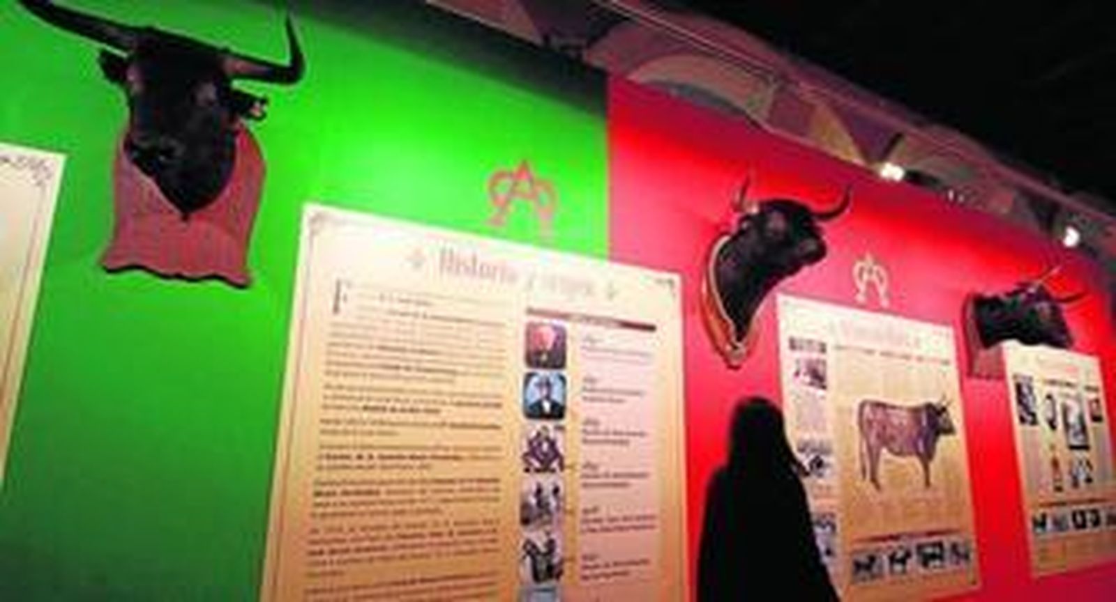 En la sede de la Fundación Cajasol puede visitarse hasta el lunes la exposición 'Miura y Sevilla'.